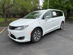 2018 Chrysler Pacifica Hybrid Limited HARMAN KARDON/THEATER GROUP