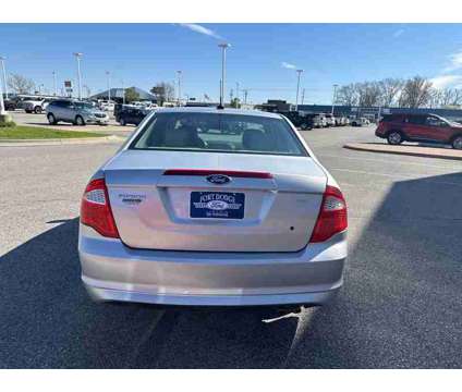 2012 Ford Fusion SE is a Silver 2012 Ford Fusion SE Sedan in Fort Dodge IA