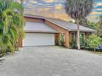 140 N Casey Key Rd, Osprey, FL 34229