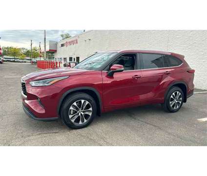 2021 Toyota Highlander XLE is a Red 2021 Toyota Highlander XLE SUV in Akron OH