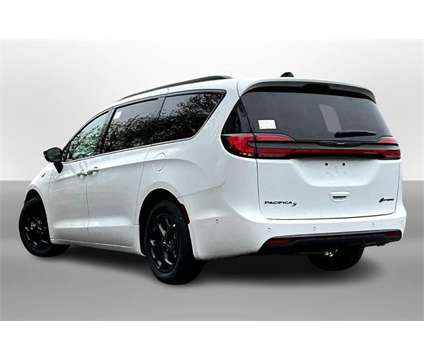 2024 Chrysler Pacifica Hybrid Select is a White 2024 Chrysler Pacifica Hybrid Hybrid in Durand MI