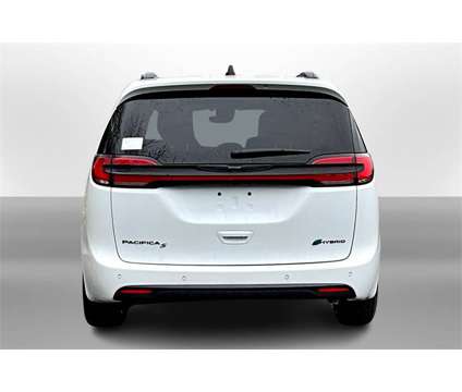 2024 Chrysler Pacifica Hybrid Select is a White 2024 Chrysler Pacifica Hybrid Hybrid in Durand MI