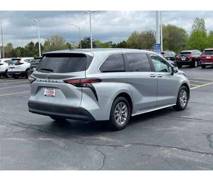 2022 Toyota Sienna LE is a Silver 2022 Toyota Sienna LE Car for Sale in Elgin IL
