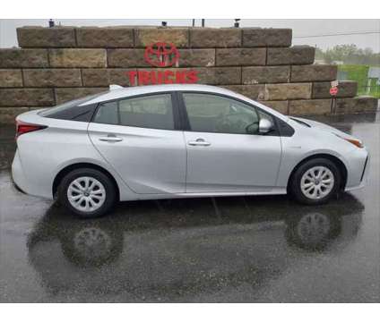 2022 Toyota Prius L is a 2022 Toyota Prius Hatchback in Dubuque IA