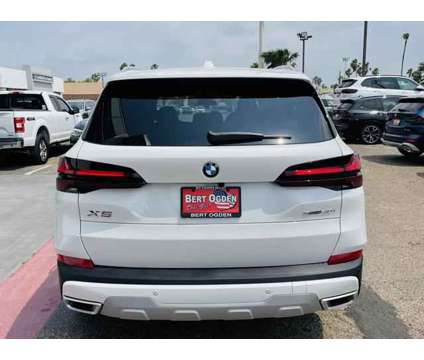 2025 BMW X5 sDrive40i is a White 2025 BMW X5 3.0si SUV in Mcallen TX