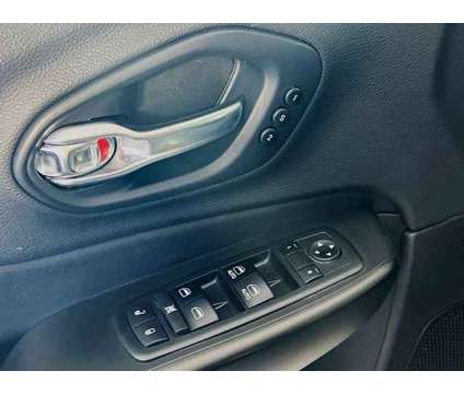2019 Jeep Cherokee Trailhawk Elite is a Grey 2019 Jeep Cherokee Trailhawk Car for Sale in Tampa FL