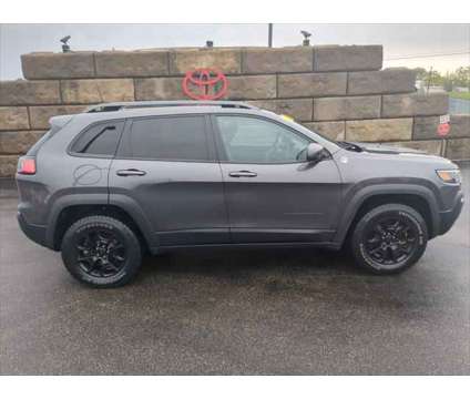 2019 Jeep Cherokee Trailhawk 4x4 is a Grey 2019 Jeep Cherokee Trailhawk SUV in Dubuque IA