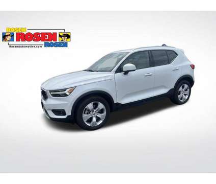 2021 Volvo XC40 T5 Momentum is a White 2021 Volvo XC40 T5 Momentum Car for Sale in Milwaukee WI