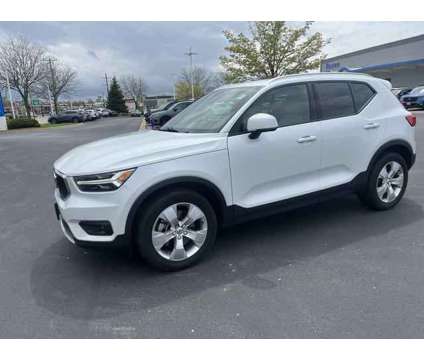 2021 Volvo XC40 T5 Momentum is a 2021 Volvo XC40 T5 Momentum SUV in Milwaukee WI