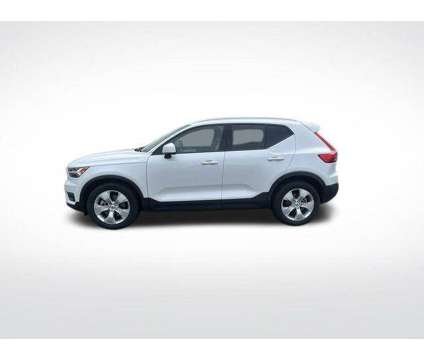 2021 Volvo XC40 T5 Momentum is a 2021 Volvo XC40 T5 Momentum SUV in Milwaukee WI