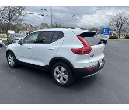 2021 Volvo XC40 T5 Momentum is a 2021 Volvo XC40 T5 Momentum SUV in Milwaukee WI
