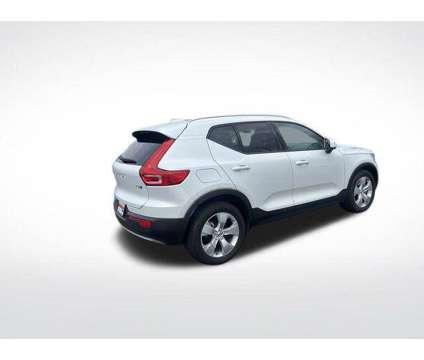 2021 Volvo XC40 T5 Momentum is a White 2021 Volvo XC40 T5 Momentum Car for Sale in Milwaukee WI