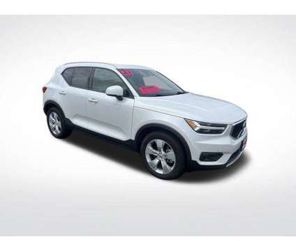 2021 Volvo XC40 T5 Momentum is a 2021 Volvo XC40 T5 Momentum SUV in Milwaukee WI