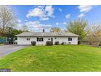 18 Tulip Ln, Levittown, PA 19054