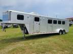 2002 Dream Coach 4 horse w/ 9' living quarters 4 horses