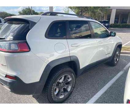 2019 Jeep Cherokee Trailhawk is a White 2019 Jeep Cherokee Trailhawk Car for Sale in Orlando FL