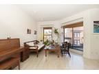 Manhattan 3 bedrooms apartment two blocks from pool and gyms