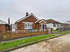 2 bedroom bungalow for sale in Rowe Avenue North, Peacehaven, BN10