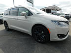 2020 Chrysler Pacifica White, 220 miles