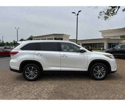 2019 Toyota Highlander XLE is a White 2019 Toyota Highlander XLE Car for Sale in Memphis TN