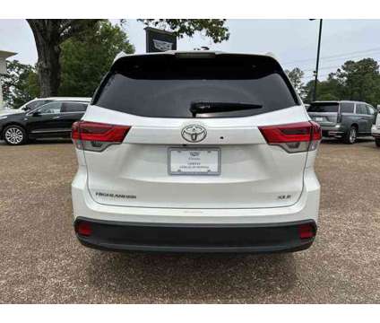 2019 Toyota Highlander XLE is a White 2019 Toyota Highlander XLE Car for Sale in Memphis TN