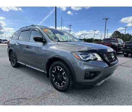 2020 Nissan Pathfinder SL is a 2020 Nissan Pathfinder SL Car for Sale in Southaven MS