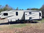 2019 Keystone Hideout 303RLI 34ft