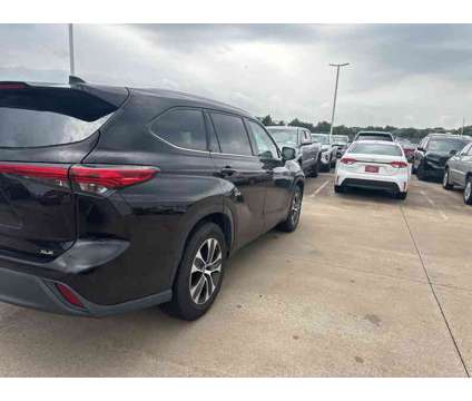 2021 Toyota Highlander XLE is a Brown 2021 Toyota Highlander XLE SUV in Katy TX