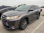 2019 Toyota Highlander XLE w/ leather and Sunroof, Bench Seats