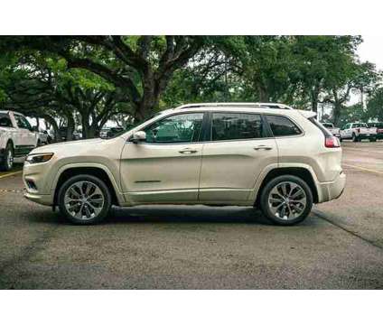2019 Jeep Cherokee Overland is a White 2019 Jeep Cherokee Overland SUV in Boerne TX