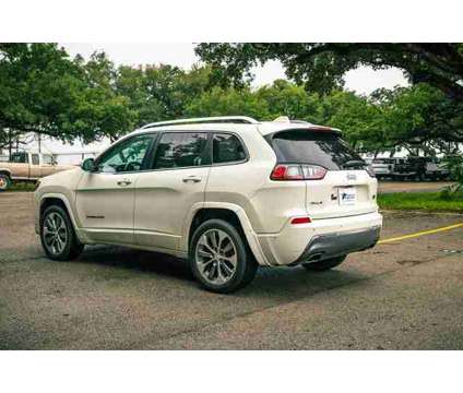 2019 Jeep Cherokee Overland is a White 2019 Jeep Cherokee Overland SUV in Boerne TX