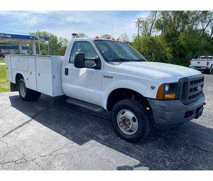 2005 Ford F350 Super Duty Regular Cab &amp; Chassis for sale is a White 2005 Ford F-350 Super Duty Car for Sale in Creve Coeur IL