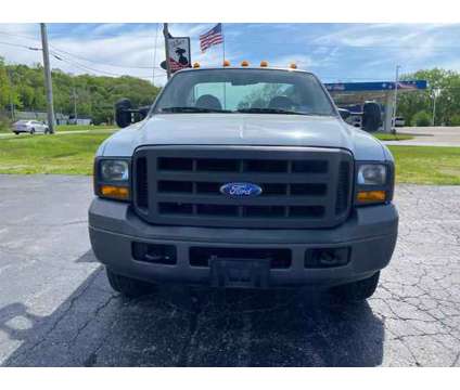 2005 Ford F350 Super Duty Regular Cab &amp; Chassis for sale is a White 2005 Ford F-350 Super Duty Car for Sale in Creve Coeur IL