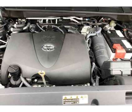 2022 Toyota Highlander XLE is a Grey 2022 Toyota Highlander XLE SUV in Enfield CT