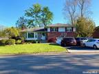 8 Deerfield Ln Melville, NY