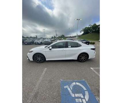 2024 Toyota Camry SE is a Silver 2024 Toyota Camry SE Sedan in Vicksburg MS
