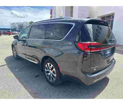 2021 Chrysler Pacifica Pinnacle Hybrid is a 2021 Chrysler Pacifica Hybrid in Fort Dodge IA