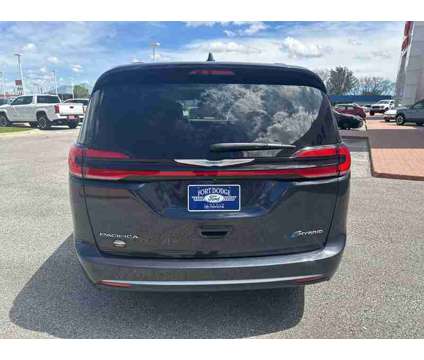 2021 Chrysler Pacifica Pinnacle Hybrid is a 2021 Chrysler Pacifica Hybrid in Fort Dodge IA