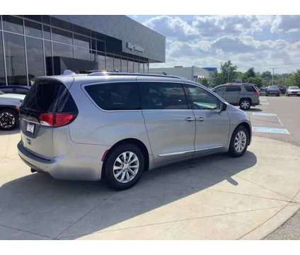 2018 Chrysler Pacifica Touring L is a Silver 2018 Chrysler Pacifica Touring Van in Avon IN