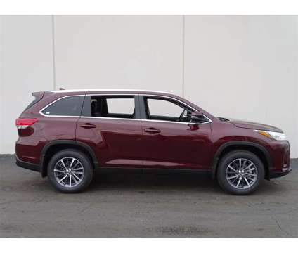 2019 Toyota Highlander XLE is a Red 2019 Toyota Highlander XLE Car for Sale in Waukegan IL