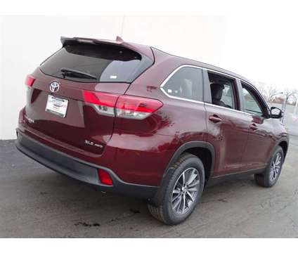 2019 Toyota Highlander XLE is a Red 2019 Toyota Highlander XLE Car for Sale in Waukegan IL