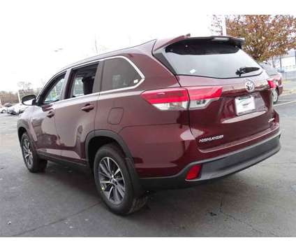 2019 Toyota Highlander XLE is a Red 2019 Toyota Highlander XLE Car for Sale in Waukegan IL