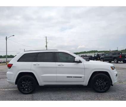 2018 Jeep Grand Cherokee Altitude is a White 2018 Jeep grand cherokee Altitude Car for Sale in Winder GA