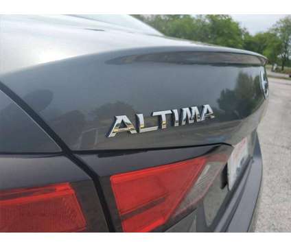 2019 Nissan Altima 2.5 SR is a 2019 Nissan Altima 2.5 Trim Sedan in Calumet City IL