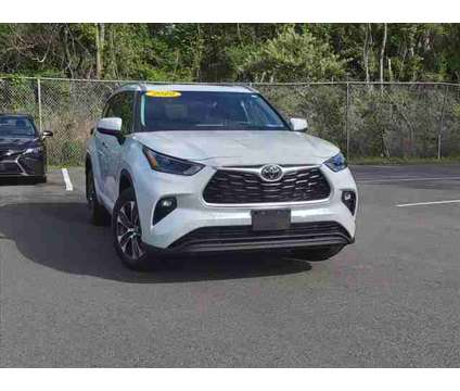 2022 Toyota Highlander XLE is a White 2022 Toyota Highlander XLE Car for Sale in Lynn MA