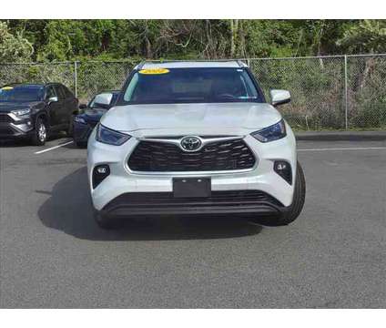 2022 Toyota Highlander XLE is a White 2022 Toyota Highlander XLE Car for Sale in Lynn MA