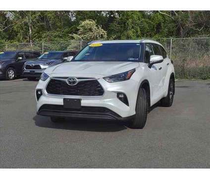 2022 Toyota Highlander XLE is a White 2022 Toyota Highlander XLE Car for Sale in Lynn MA