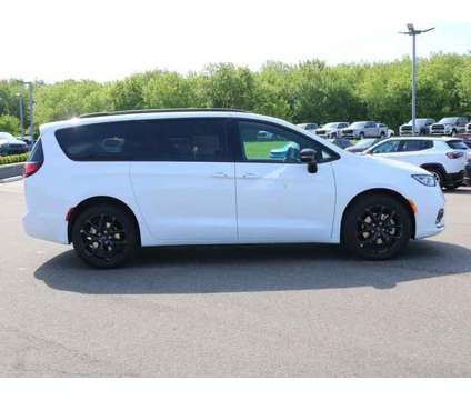 2024 Chrysler Pacifica Touring L is a White 2024 Chrysler Pacifica Touring Car for Sale in Fowlerville MI