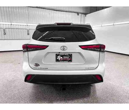 2022 Toyota Highlander XLE AWD is a White 2022 Toyota Highlander XLE SUV in Frankfort KY