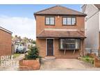 4 bed house for sale in Lyndhurst Drive, RM11, Hornchurch